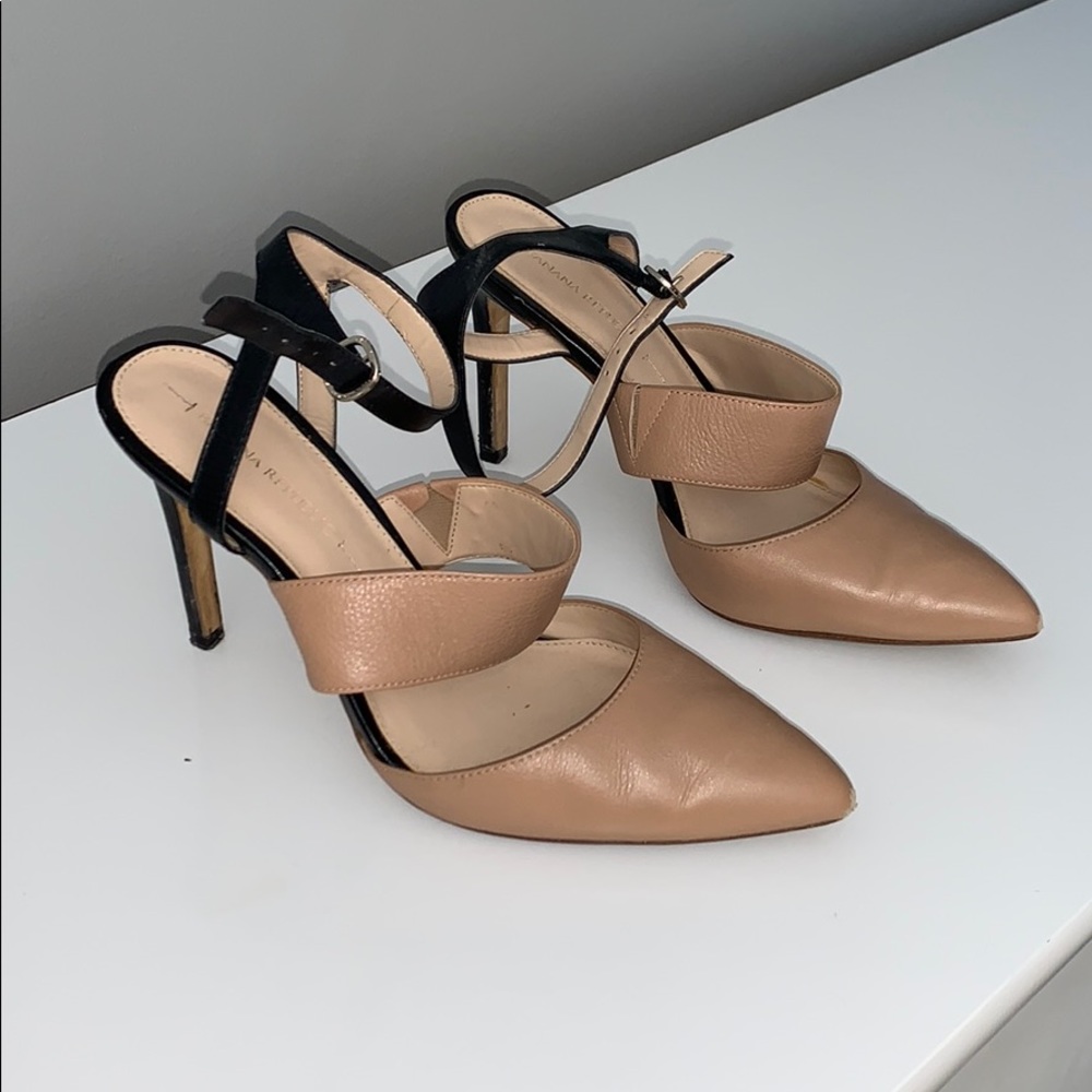 Banana Republic Closed Toe Pump